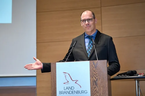 Michael Völker (IHK Ostbrandenburg) am Rednerpult in der Staatskanzlei Potsdam; Veranstaltungsfotografie Stefan Schubert.