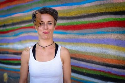 Kreativer Moment am Set: Künstlerin mit Laub im Gesicht; authentische Sedcard-Fotografie Stefan Schubert.