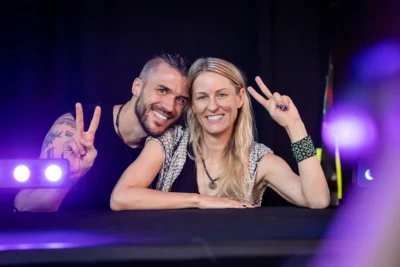 Lächelnde DNX-Festival-Veranstalter an der Bühne in Berlin; fotografiert von Stefan Schubert.