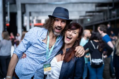 Zwei strahlende VIP-Gäste beim DNX-Festival in Berlin; Eventfotografie Stefan Schubert.