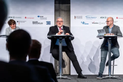 Erich Irlstorfer spricht beim Fachmesse-Symposium auf dem Deutschen Pflegetag in Berlin; Eventfotografie Stefan Schubert.