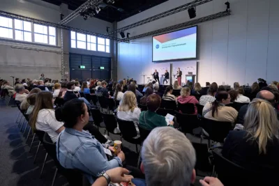 Publikum bei einer Podiumsdiskussion auf dem Deutschen Pflegetag in Berlin; Eventfotografie Stefan Schubert.