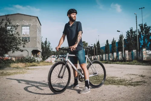 Corporate Lifestyle: Sportlicher Radfahrer vor urbaner Berliner Kulisse, moderne Produktfotografie von Stefan Schubert.
