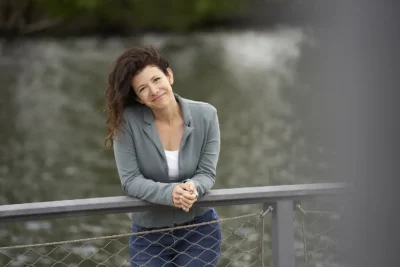 Elegantes Business-Porträt: Unternehmerin im Außenbereich; professionelle Unternehmensfotografie Stefan Schubert.