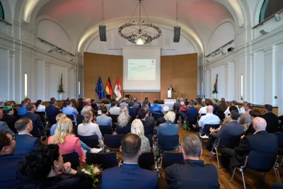 Laudatorin vor voll besetzten Rängen in der Staatskanzlei Potsdam; Konferenzfotografie Stefan Schubert.