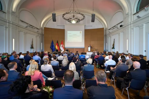 Laudatorin vor voll besetzten Rängen in der Staatskanzlei Potsdam; Konferenzfotografie Stefan Schubert.