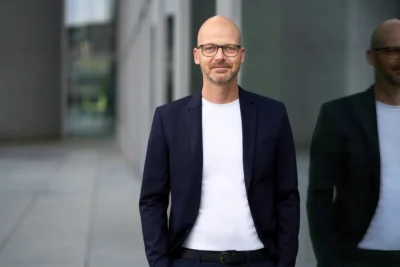 Authentisches Vorstandsportrait in moderner Business-Umgebung, klassische Unternehmensfotografie von Stefan Schubert Berlin.