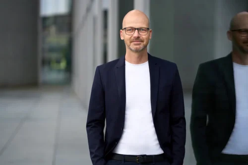 Authentisches Vorstandsportrait in moderner Business-Umgebung, klassische Unternehmensfotografie von Stefan Schubert Berlin.