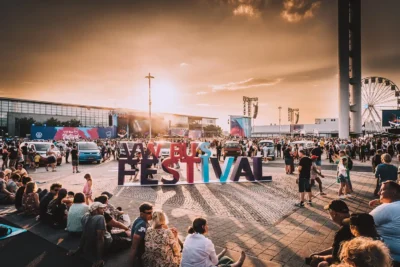 Festivalfotografie: Menschenmenge auf dem VW-Bus-Festival-Gelände in Hannover; von Stefan Schubert Fotografie