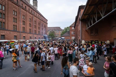 Großveranstaltung in der Malzfabrik Berlin: Weite Übersicht des African-Food-Festivals; Eventfotografie Stefan Schubert