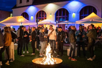 Stimmungsvolles Corporate Event am Abend mit Feuerschale und illuminierter Location – Eventfotografie von Stefan Schubert