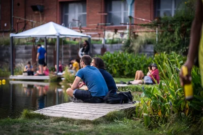 Festivalfotografie: Gäste entspannen am Wasser auf einem Holzsteg beim Foodfestival – von Eventfotograf Stefan Schubert