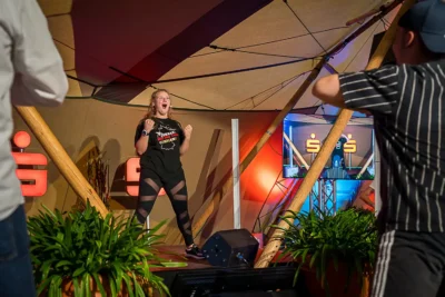 Firmenevent: Aerobic Trainerin auf einer Bühne beim Sommerfest der Sparkasse Potsdam – Foto von Stefan Schubert