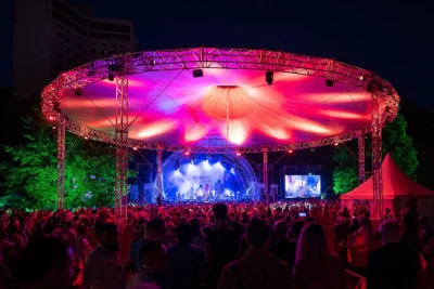 Firmenevent: Firmenjubiläum - 75 Jahre Rossmann, Hannover, mit Johannes Oerding, bei Nacht; Stefan Schubert Fotografie