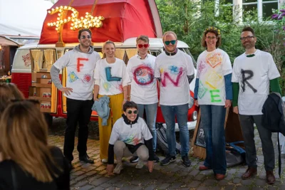 Teambuilding-Event: Firmenfeier, glückliche Personengruppe posiert vor Fotobus; Corporate Fotografie von Stefan Schubert