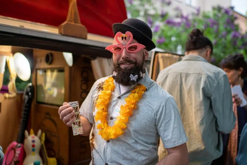 Teambuilding-Event: Firmenfeier, Gast mit Verkleidung und Fotostreifen vor einem Fotobus; von Stefan Schubert Fotografie