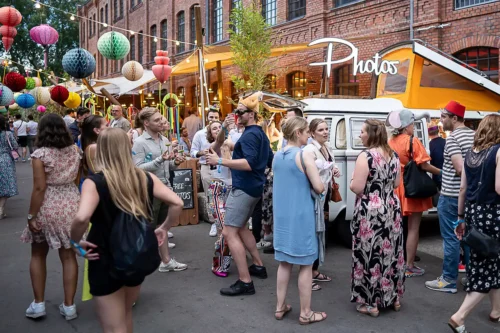 Lebendige Firmenveranstaltung: Mitarbeiter feiern bei einem Sommerfest mit Fotobus & Lampions – Foto von Stefan Schubert