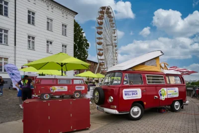 PR-Kampagnen: Ein T2 VW-Bulli im 'Brandenburg will dich' Branding auf Festplatz mit Riesenrad; Referenz von Stefan Schubert