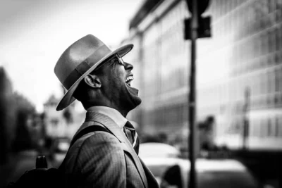 Emotionales S/W-Portrait: Lachender Mann als Close-Up im urbanen Berlin – Charakterportrait von Stefan Schubert Fotografie