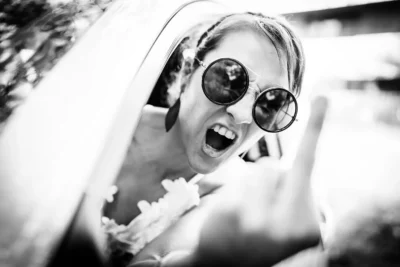 Provokantes Charakter-Portrait: Frau mit Sonnenbrille schreit aus Auto; Expressive Schauspieler-Sedcard von Stefan Schubert