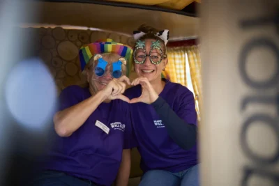 Gut gelauntes Kampagnen-Team in Fotobox: Herz-Geste & Spaß bei der Arbeit; Brandenburg Will Dich!; Foto von Stefan Schubert