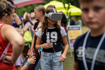 Spielerische Wissensvermittlung bei PR-Kampagne: Mädchen mit VR-Brille bei Brandenburg-Will-Dich! Tour; von Stefan Schubert