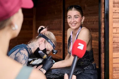 Organspende PR-Kampagne auf Lollapalooza: Influencerin wird tätowiert und für PRO7 interviewt; Stefan Schubert Fotografie