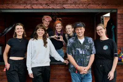 NGO Junge Helden e.V. Teamfoto am Stand im Grünen Kiez auf Lollapalooza Berlin; Stefan Schubert Fotografie