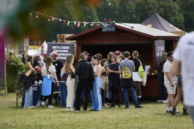 Junge Menschen informieren sich am Stand von Junge Helden e.V. beim Lollapalooza Festival über Organspende, Foto Stefan Schubert
